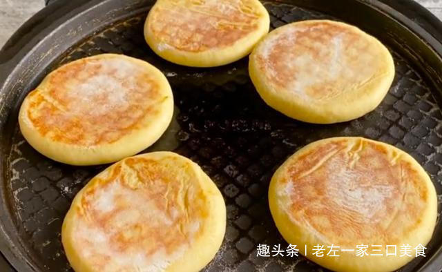 宅在家里做美食,玉米面粗粮发面饼,一压一个,柔软细腻口感好