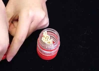 把两个塑料瓶盖粘在一起，挂在裤子上，全家人都要抢着用，太棒了