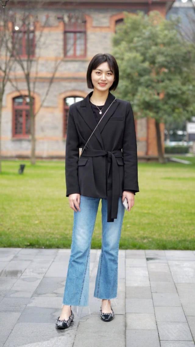 街拍:身材苗条的美女,牛仔裤搭配豹纹高跟鞋,轻松穿出好身姿