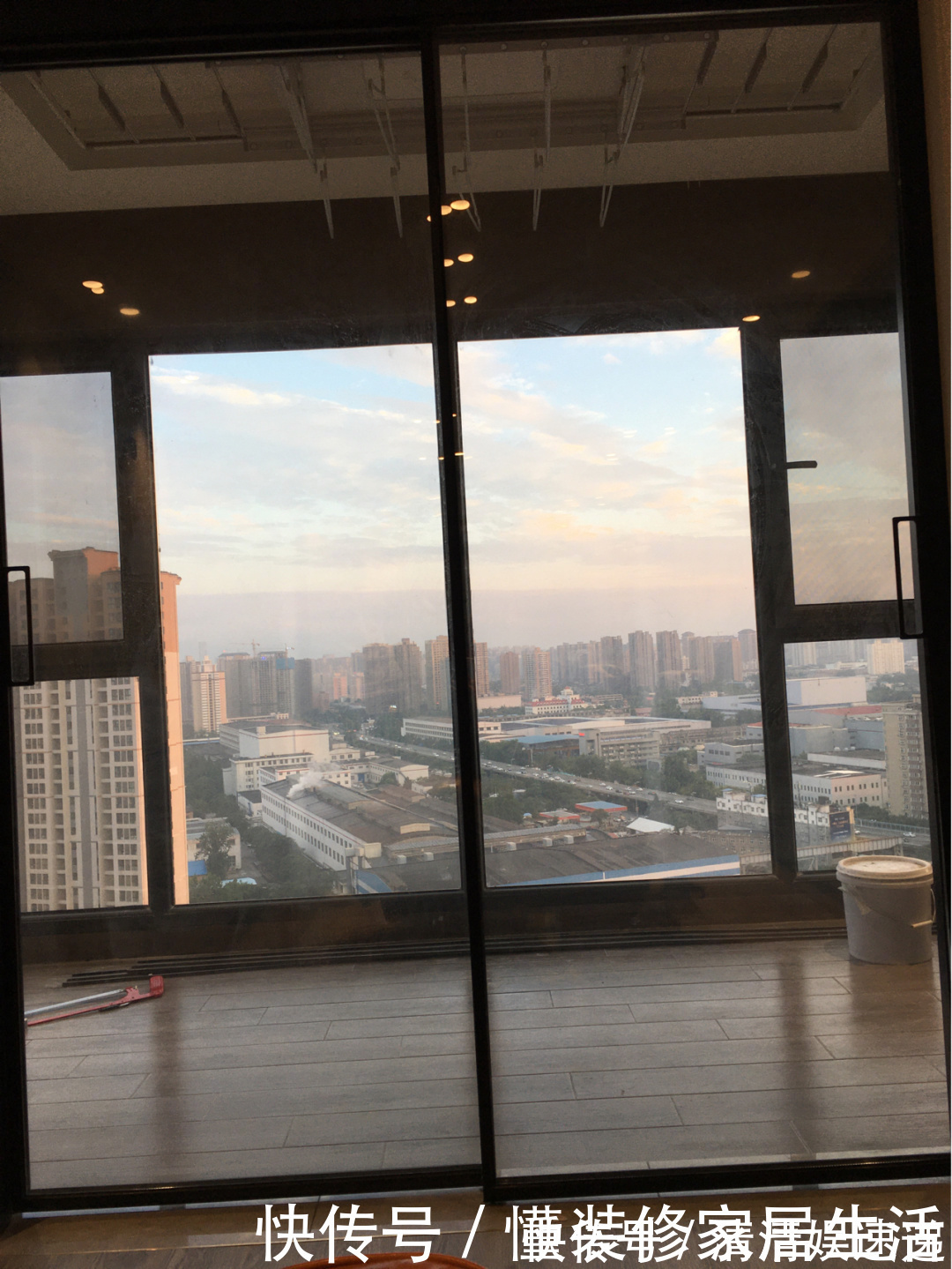 时尚|现代风的新房装修完工,入户就被迷住了,简单的装修居然这么好看