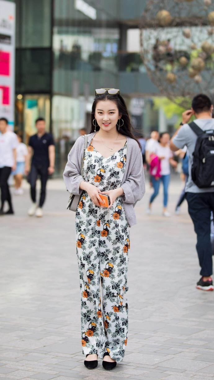 街拍:花色长裙美女的身材真好,笑容阳光又灿烂