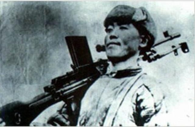 坚守阵地|此人违令用机枪打敌机，一人坚守阵地两天三夜，战后连升三级！