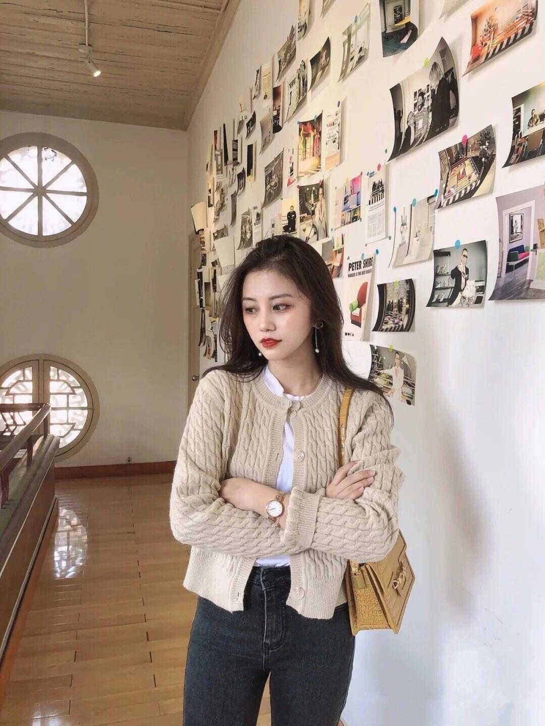 小蛮腰|秋天穿搭温度与风度并存,毛衣开衫搭配九分裤保暖舒适,漂亮大气