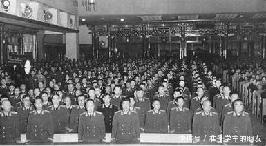 开心|开国少将到连队视察,看见一个“老兵”连忙敬礼,老兵却不开心