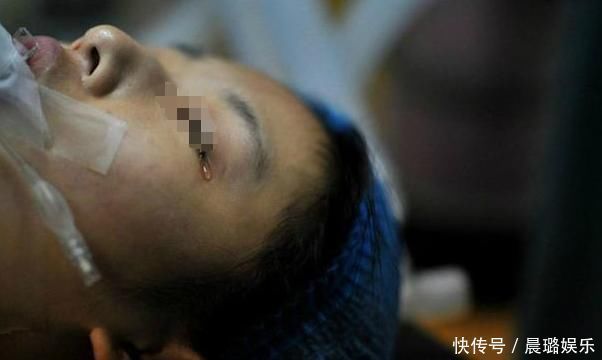 美女大学生跑操时“昏倒”,同学们赶快送诊,母亲很难没脸见人了