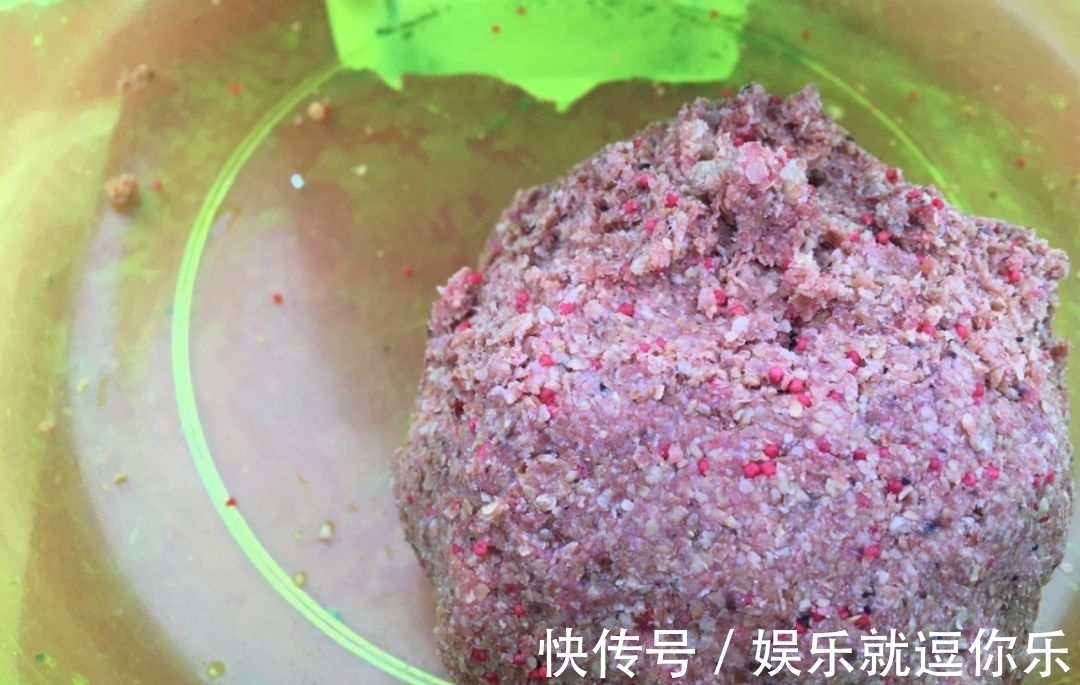 酒米|钓鲫鱼重在“诱”,窝料打太多实属浪费!看老钓友是怎么做的