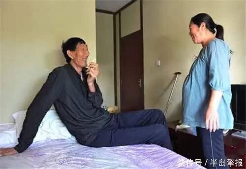 人生|90厘米袖珍女孩嫁1米75的小伙:人生悲苦,却为爱产子受争议