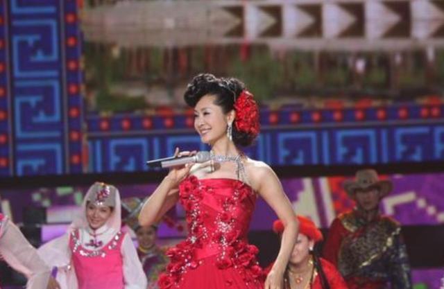 伤心|她是著名歌唱家,因丈夫出轨伤心过度摔下楼梯,后网恋遇现任丈夫