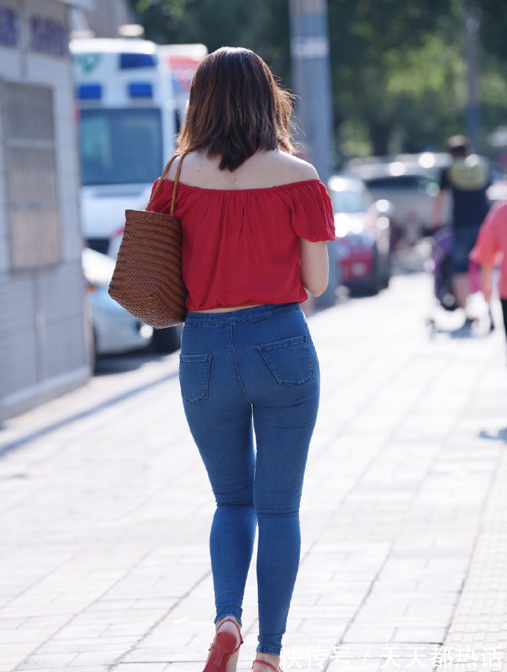牛仔裤|气质女生的初夏牛仔裤穿搭,清爽靓丽,彰显时尚品位!