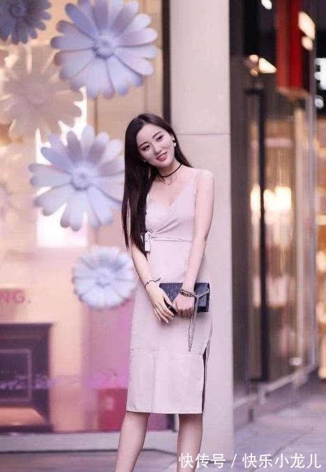 小脚裤 灰色的休闲衫搭配小脚裤，显瘦显气质，干净利落的十分到位