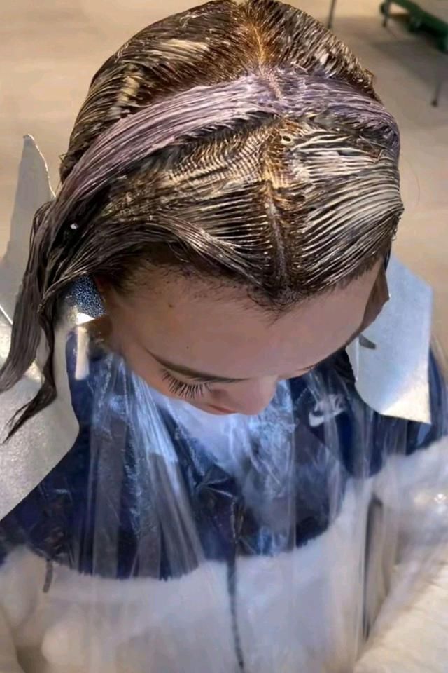 “挂耳染”过时了，最近流行的是“发带染”，时髦洋气又显脸小！