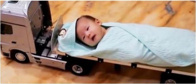 宝宝|奶爸在家看娃,妈妈不放心,临时回家,打开门看到这一幕笑翻在地