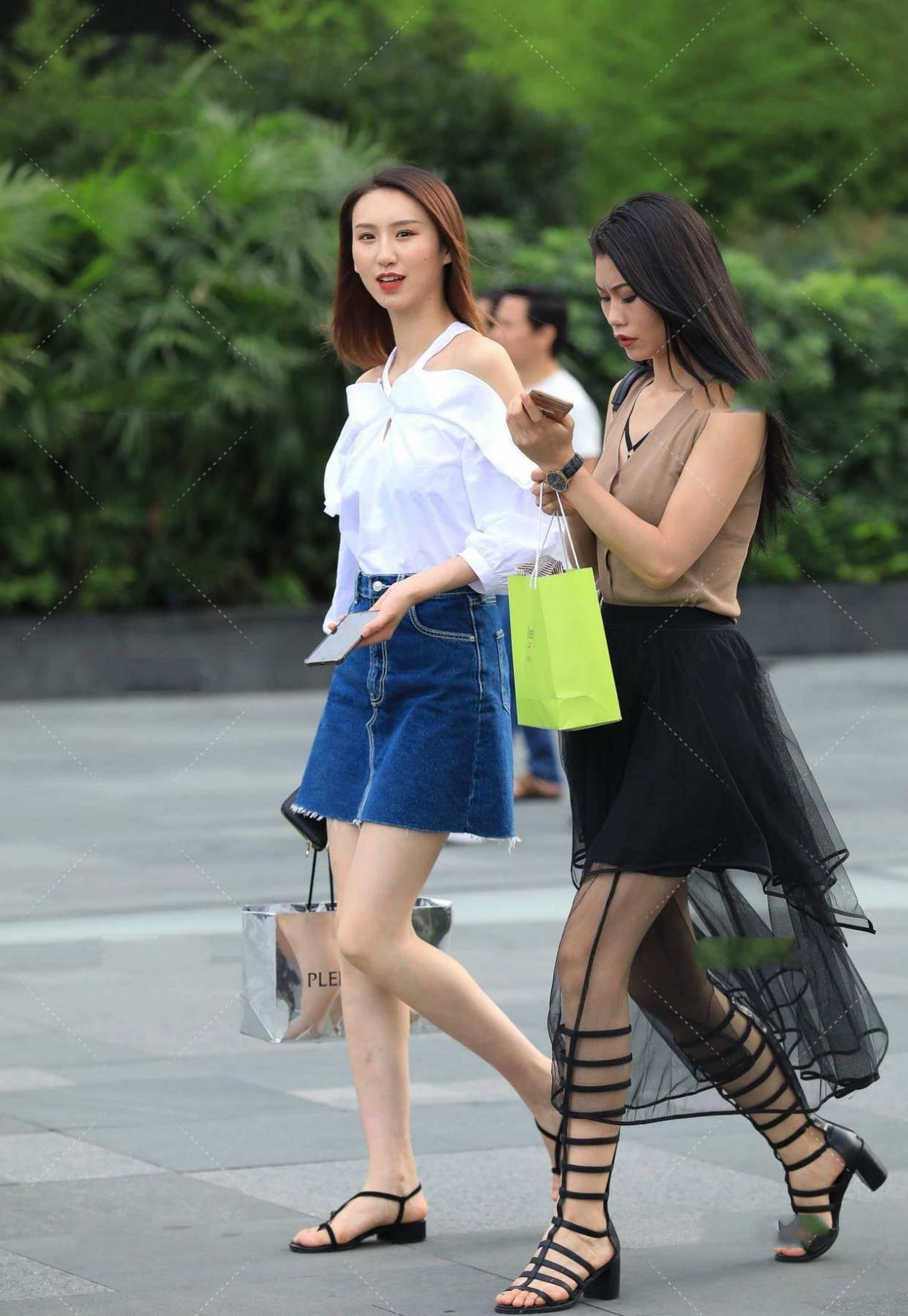 一字|街拍美女:一字肩搭配短款A字裙,既显腰身,又显自信的青春感