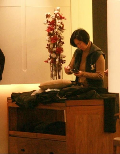 马甲|坐拥320亿身家的何超琼,穿毛衣配小马甲,造型和普通人一个样