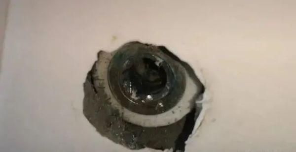 维修师傅|水龙头断在墙壁里怎么办不用花钱请维修师傅，教你妙招自己搞定