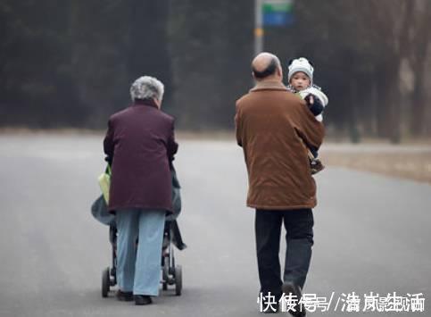 重孙|90岁太奶奶缝被子,小重孙四处捣蛋,网友:老祖宗遇上了小祖宗