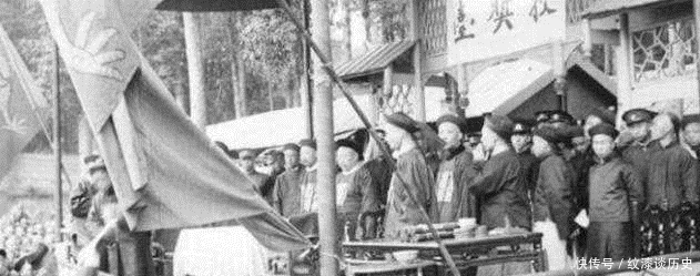 拍照|百年前一组老照片曝光于世,原来清朝人也这么爱耍帅,拍照摆的姿势太好笑了