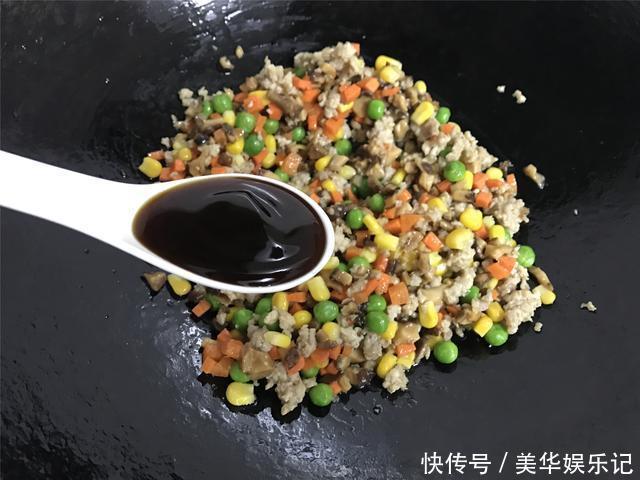 饺子皮加1碗糯米,做成快手早餐,皮薄馅大,一人一屉不够吃