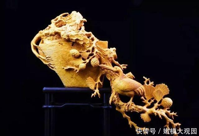 木工技巧究竟有多强?牛人在上方直接雕刻,成品拿去拍卖没点问题