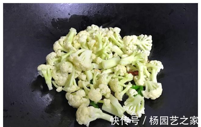 干锅|炒花菜时,有人焯水,有人过油,原来都错了,难怪炒出来不好吃