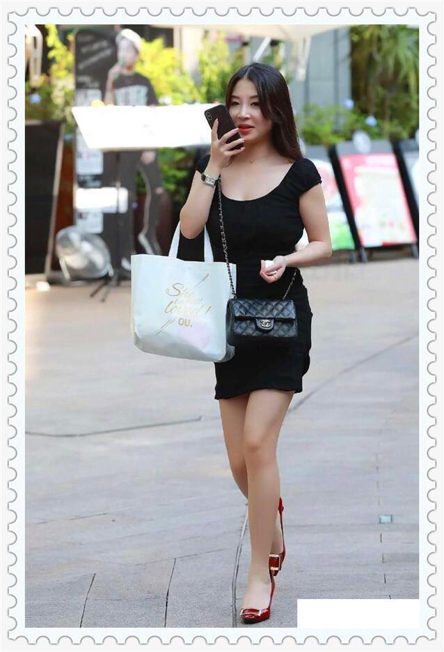 时尚|街拍:气质辣妈, 穿搭包臀裙, 尽显黑与白的时尚美