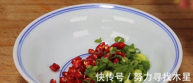 辣椒面|这菜再贵也要吃一次，钙是牛奶好几倍，碗拿开的时候，香味扑鼻！