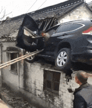 |搞笑GIF:原来摩托车的前面凸起完美配合了大姐的身材