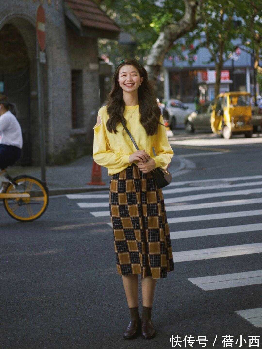 乐福鞋|今年春季火了这3条半身裙,配毛衣和西装都很合适,好看还实用