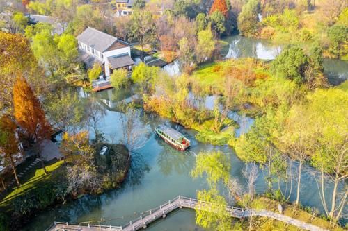 杭州有一处可与西湖齐名的景点，内有“三堤十景”，还是5A级景区