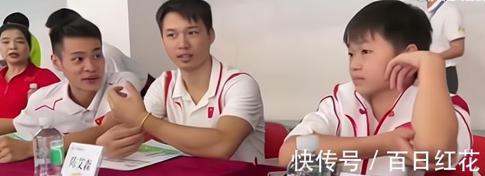 后辈|全红婵变化真大!1年前领奖,1年后颁奖!为后辈签名,撸起袖子