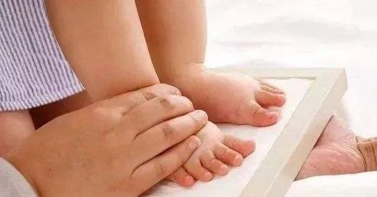 脚印|新生儿出生后,为什么要留脚印?父母别疑心,主要为了三个用处!