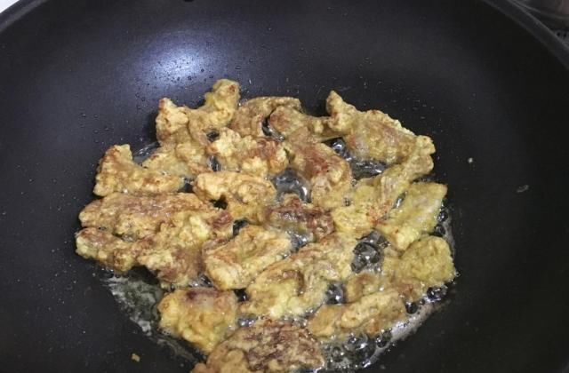 炸酥肉时，最忌讳直接下锅炸，多加两步，酥肉外酥里嫩更好吃