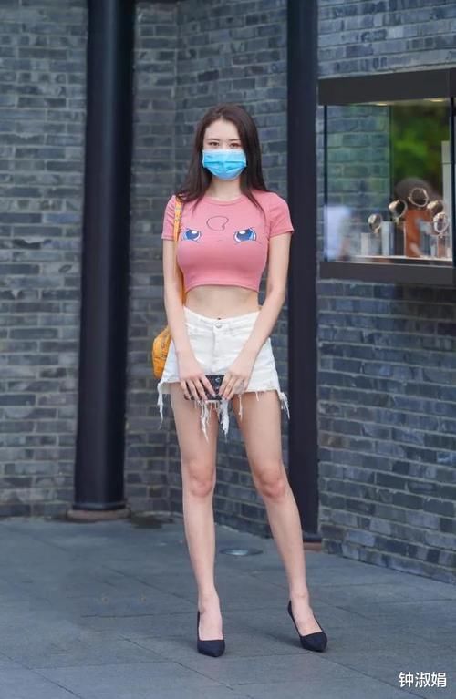 简约粉红T恤衫，搭配露脐牛仔短裤，时尚而有风度