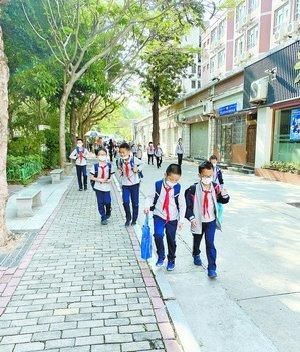 厦门部分小学上课推迟20分钟：很多学生“不习惯” 学校排课“大挪移”