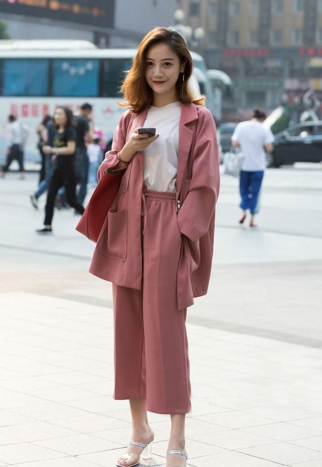 街拍:美女黑色上衣搭配白色短裤,美腿白皙,让人心动