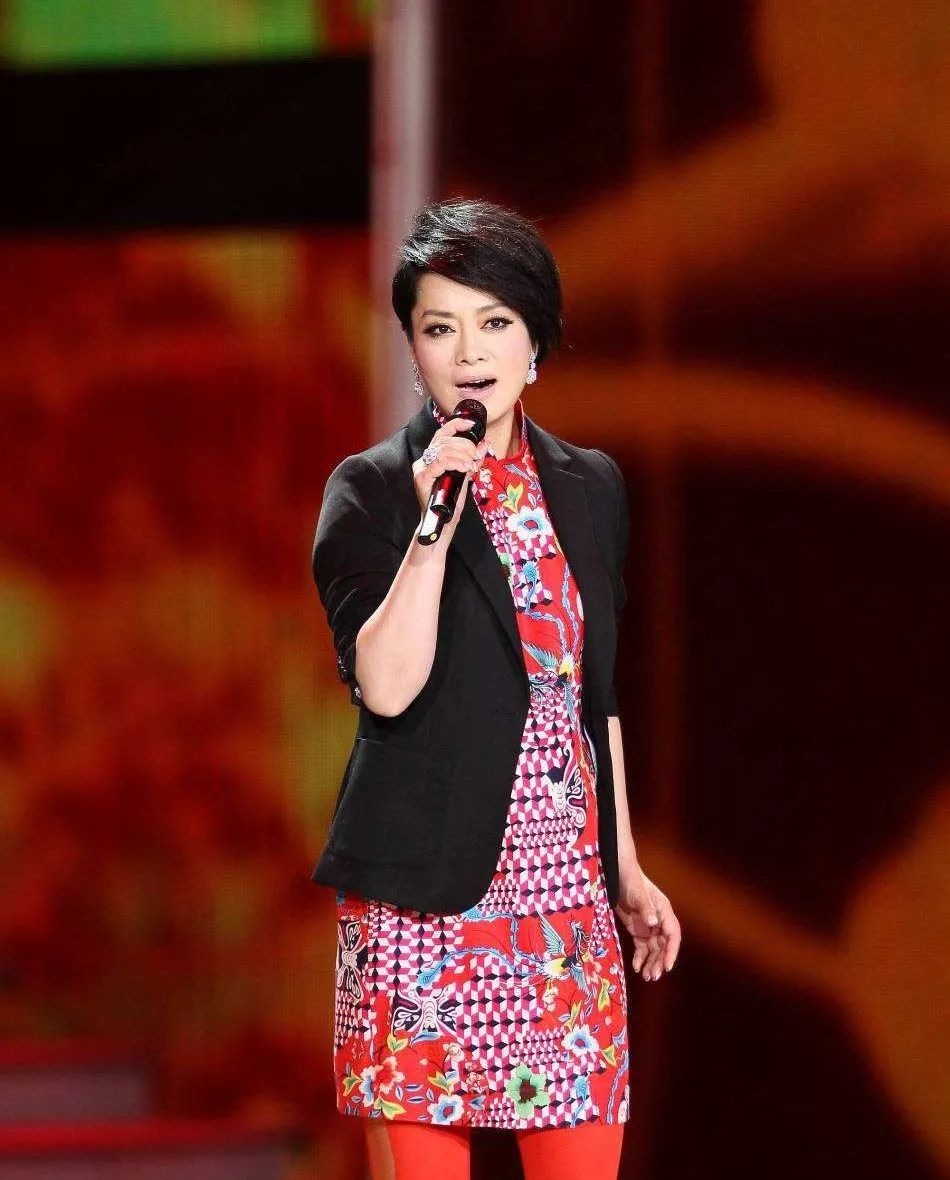 下半身|毛阿敏又“美回来”了,一袭拼接连衣裙成熟优雅,58岁仍惊艳