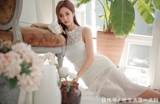 时尚女王孙允珠身穿白色蕾丝长裙,气质甜美有种秀气和时尚感!