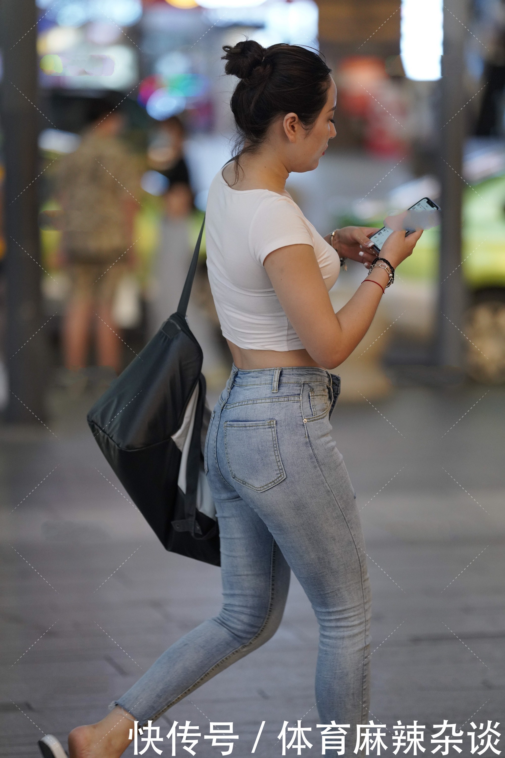 短款 短款上衣,除了搭配牛仔裤之外,配裙子也是不错的选择