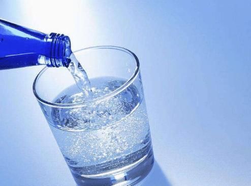 嘴里|尿酸高的人,身体出现3种异常,警惕肾衰竭,3种饮品少往嘴里倒