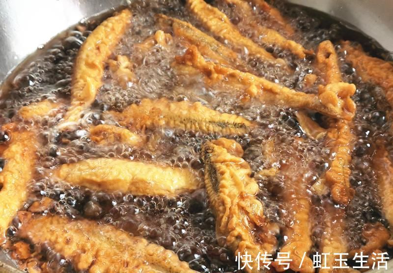 油炸小鱼想要酥脆掉渣，从头嚼到尾不剔刺，只需多加这一步，试试