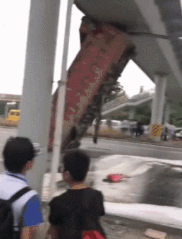 |搞笑GIF：这车开的，你这是要上天啊？