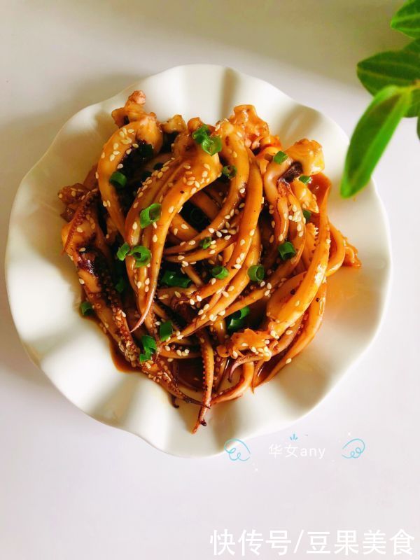 好吃|黑椒香辣鱿鱼须这样做也太好吃了，每天下饭都靠它