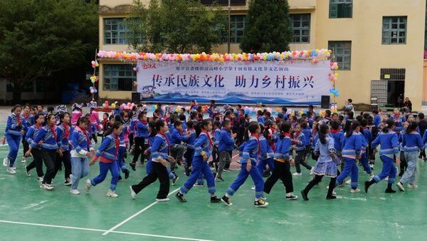 学生们&册亨：大山村小演绎布依情