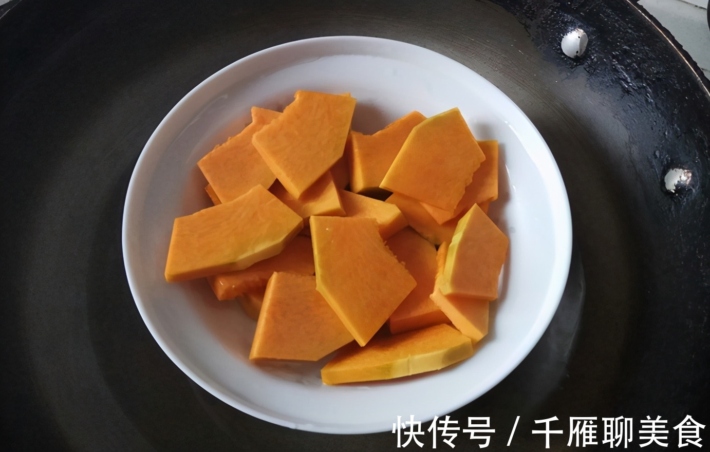 电饼铛|南瓜加上豆沙馅做出来的小饼，个个黄金酥脆，看着都流口水