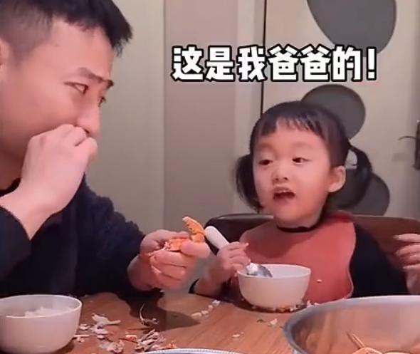 实力|妈妈抢爸爸的饭菜吃，女儿“实力护爹”，网友：都是别人家的女儿