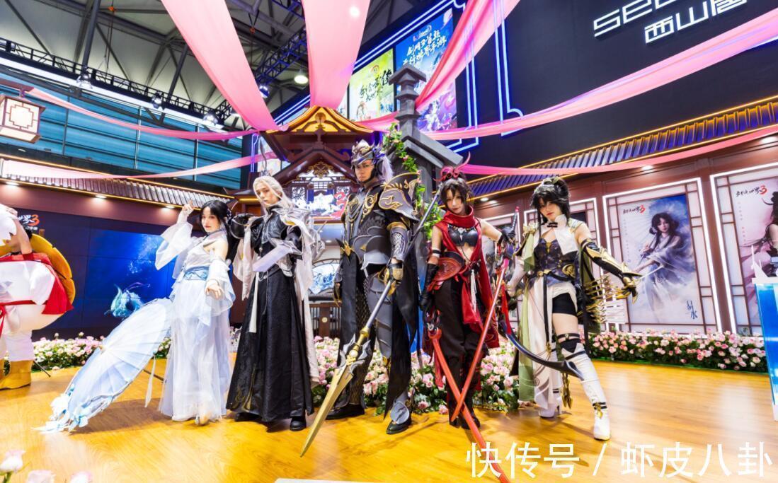 coser|剑网三Coser有多狠?CJ现场35度高温穿貂皮上场,路人看着都热