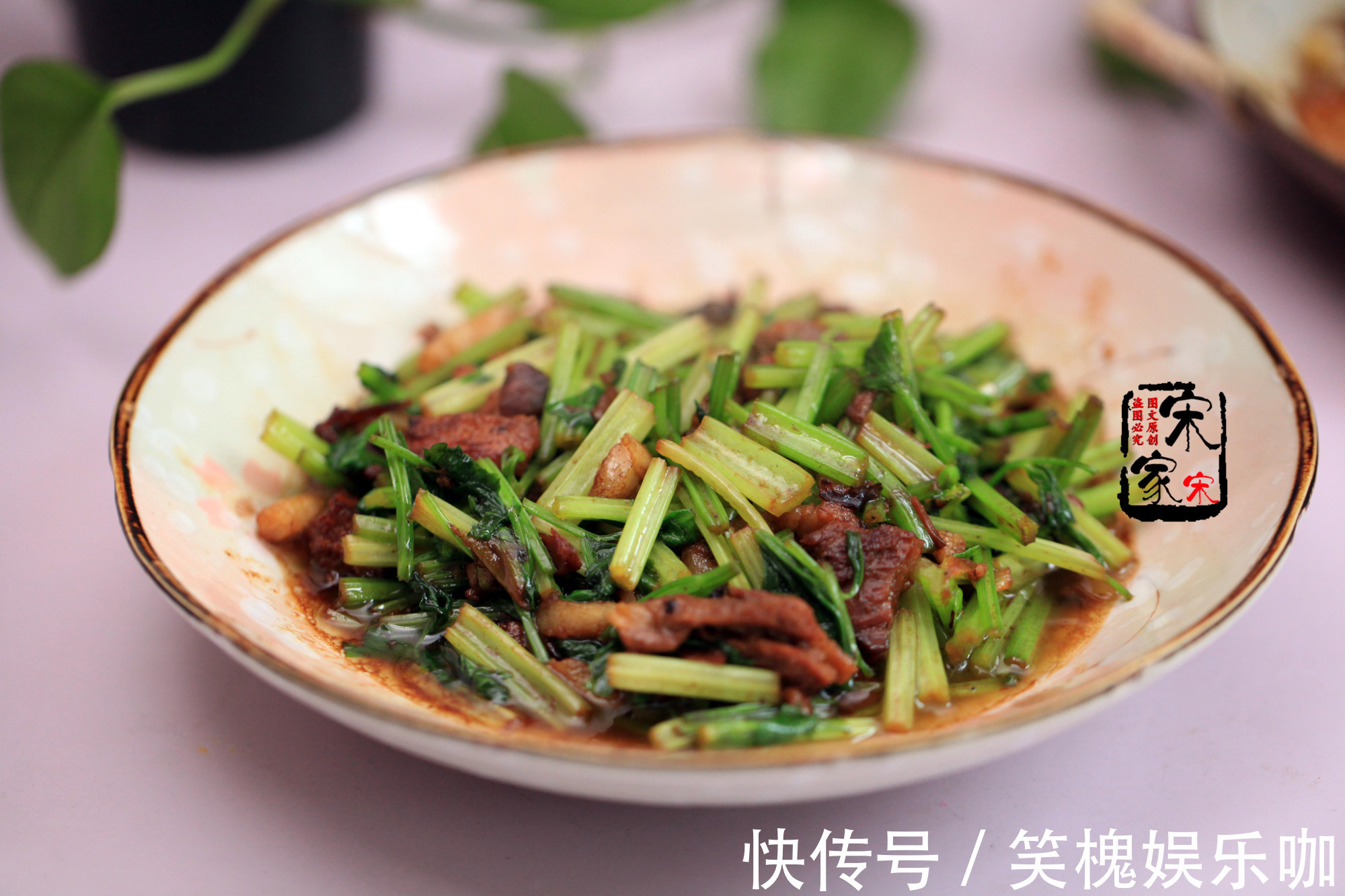 西芹|香芹、西芹营养差别大，炒肉适合用哪种？选对了才好吃