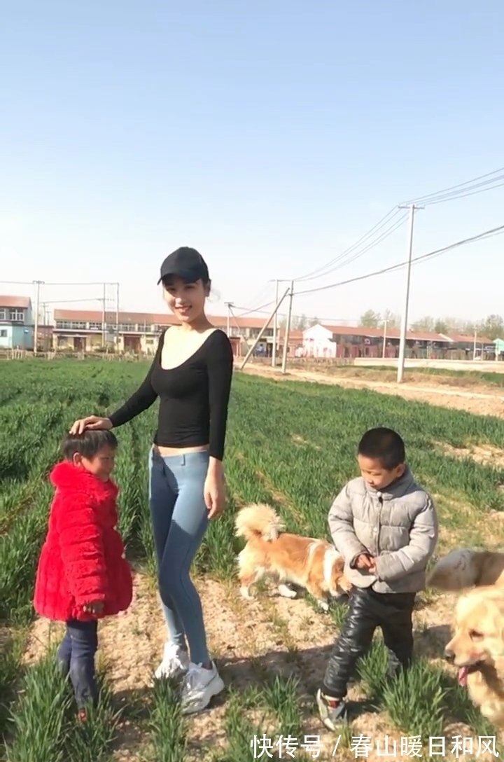 轻熟|街拍:户外穿着紧身裤的轻熟美女,散发温柔的气质