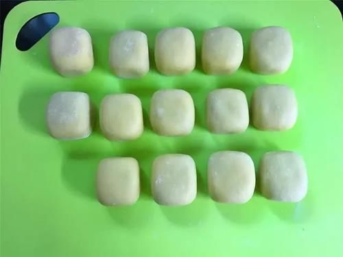 美食优选：不用烤箱，一口平底锅就能做的网红小吃，松软细腻，做法超简单