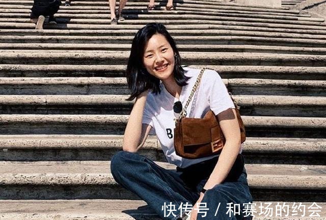 tips 33岁刘雯终于奢侈一回,穿4000T恤去罗马旅游,这打扮真是超模!